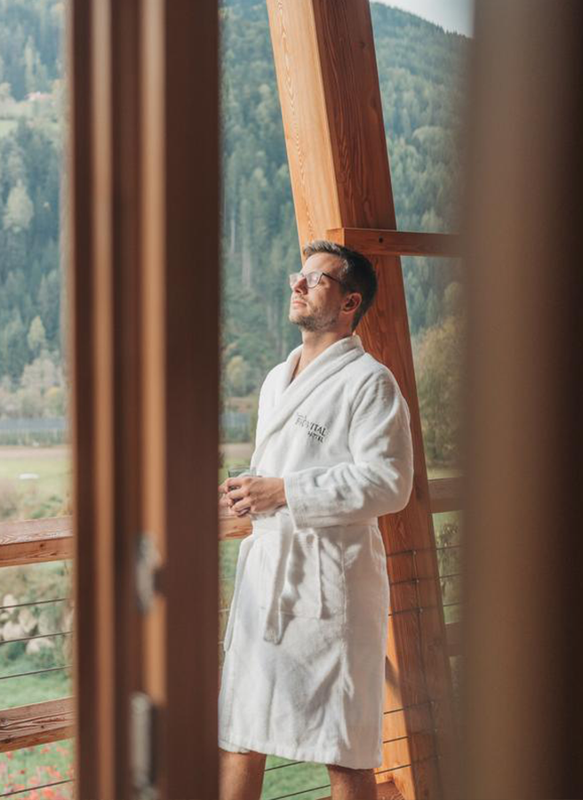 Wellnesshotel in Südtirol Taubers Vitalhotel Mann entspannt im Hotelzimmer